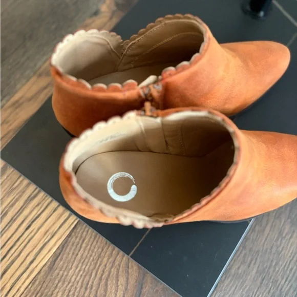 Crown Vintage Rust Scallop Trim Ankle Booties – Size 8.5 New - Picture 3 of 11